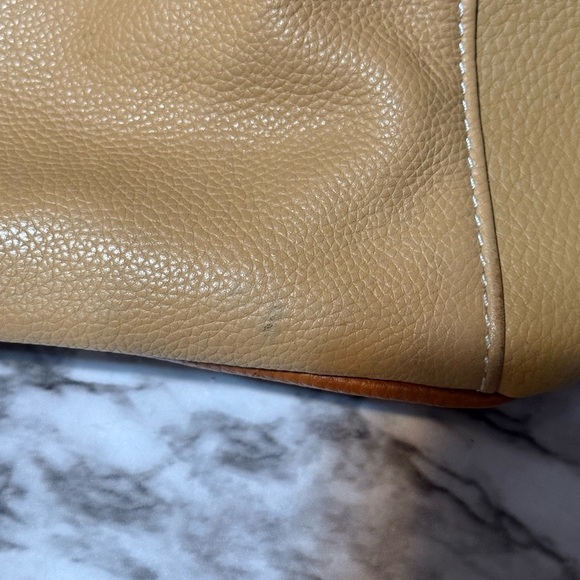 Elegant Two-Tone Genuine Leather Tote Bag Naturalizer - Picture 12 of 16